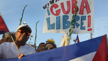 Club de París aplaza deuda del régimen cubano en medio de críticas del exilio cubano