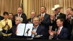 Abbott promulga 7 leyes para aplicar la Segunda Enmienda en Texas, incluida la portación constitucional