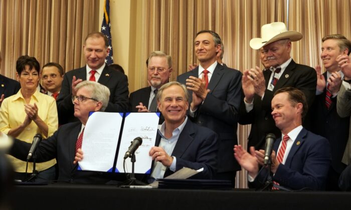 El gobernador de Texas Greg Abbott muestra el proyecto de ley sobre derechos de armas que firmó durante una conferencia de prensa en San Antonio (Texas) el 17 de junio de 2021. (Marina Fatina/NTD)