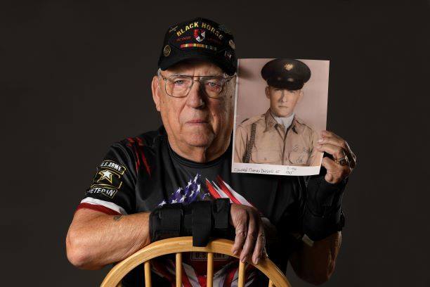 Hero's Bridge se esfuerza por mostrar su reconocimiento a los veteranos por su servicio, antes y ahora. El veterano de Vietnam Ed DeNeale posa para su foto de la Guardia de Honor. (Cortesía de Hero's Bridge)