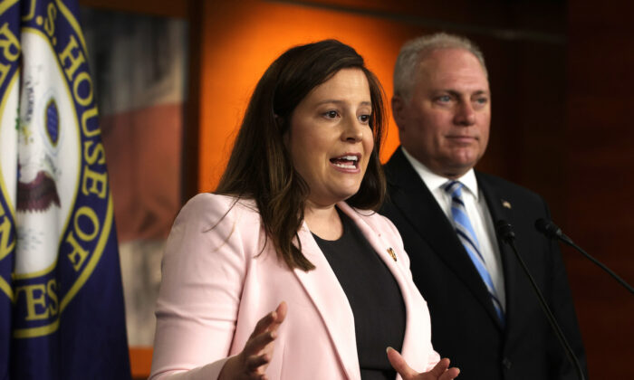 La presidenta de la Conferencia Republicana de la Cámara de Representantes, la representante Elise Stefanik (R-N.Y.), habla durante una conferencia de prensa en el Capitolio de Estados Unidos el 15 de junio de 2021. (Alex Wong/Getty Images)