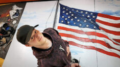 Joven artista pinta una enorme bandera estadounidense en gimnasio de su escuela en honor a sus padres