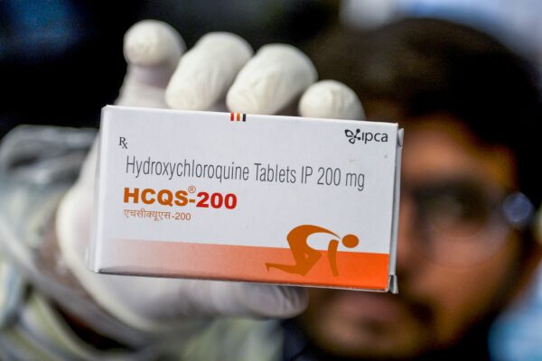 Un farmacéutico muestra una caja de comprimidos de hidroxicloroquina (HCQ) en su tienda de Hyderabad el 28 de abril de 2020. (Noah Seelam/AFP vía Getty Images)