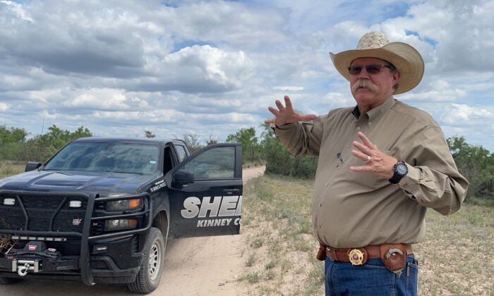 El sheriff del condado de Kinney, Brad Coe, habla sobre el impacto de la crisis fronteriza en su condado, en Brackettville, Texas, el 23 de mayo de 2021. (Charlotte Cuthbertson/The Epoch Times)