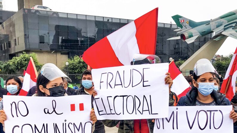 Ciudadanos manifiestan frente al JNE para defender su voto en los comicios de Perú el 9 de junio de 2020 en Lima, Perú. (Manuel Ríos/The Epoch Times en Español)