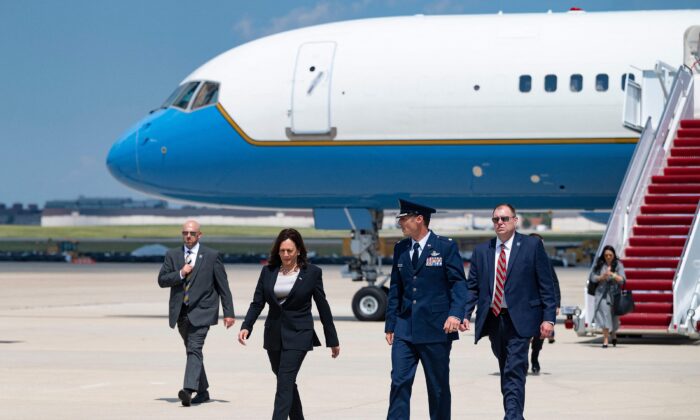 La vicepresidenta Kamala Harris llega a la Base de la Fuerza Aérea Andrews (Maryland) el 6 de junio de 2021. (Jim Watson/AFP vía Getty Images)