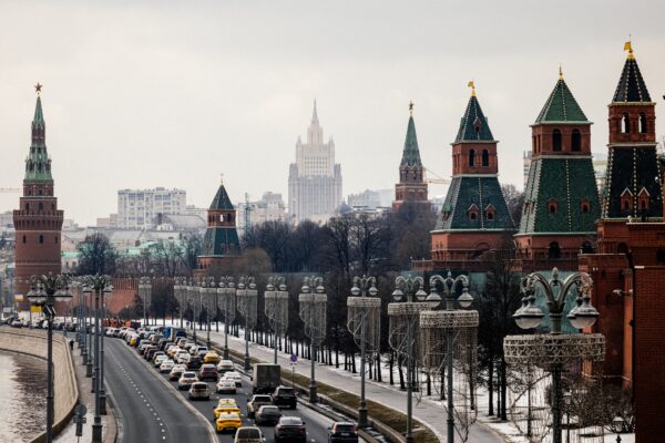 Las torres del Kremlin frente a la sede del Ministerio de Relaciones Exteriores de Rusia, el 18 de marzo de 2021. (Dimitar Dilkoff/AFP a través de Getty Images)