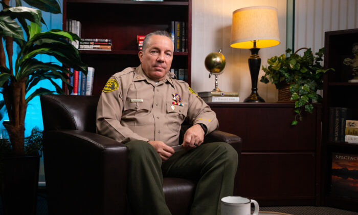 El sheriff del condado de Los Ángeles, Alex Villanueva, se sienta para una entrevista para el programa "California Insider" de The Epoch Times, en Irvine, California, el 27 de mayo de 2021. (John Fredricks/The Epoch Times)