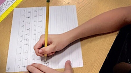 Abuela de 91 años enseña cursiva a alumnos de Arizona para mantener vivo el arte de escribir a mano