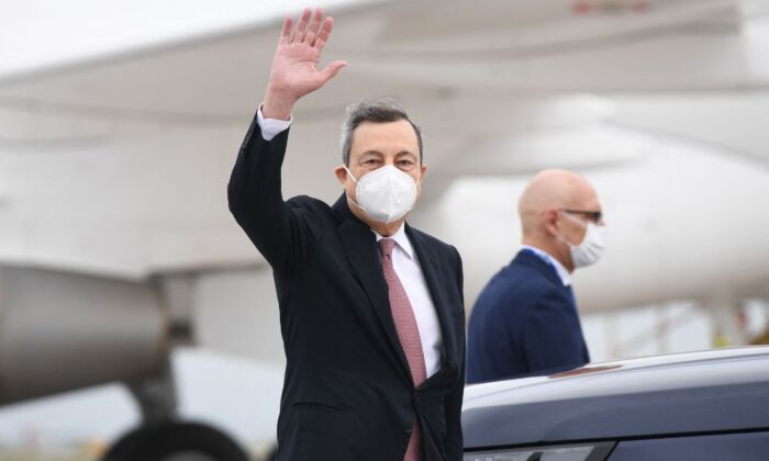 El primer ministro italiano, Mario Draghi, llega al aeropuerto de Cornualles, cerca de Newquay, Cornualles, para la cumbre del G7, el 11 de junio de 2021. (STEFAN ROUSSEAU/POOL/AFP vía Getty Images)