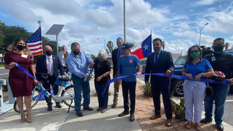 Javier Villalobos, tercero desde la izquierda, en un evento local el 21 de mayo de 2021. (Cortesía de la ciudad de McAllen)