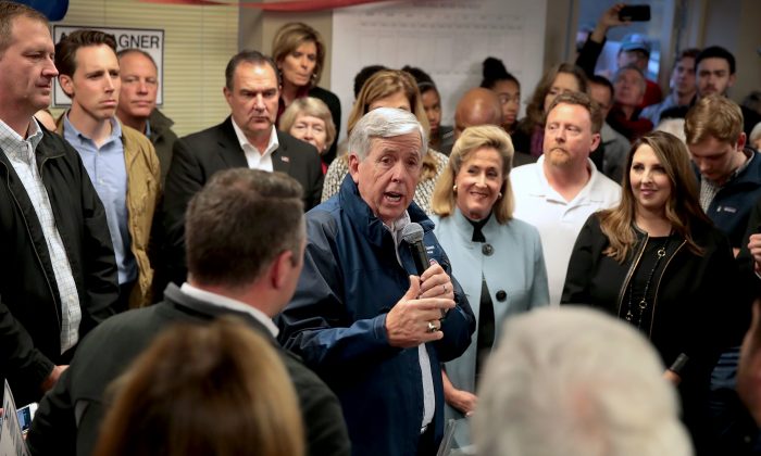 El gobernador de Missouri, Mike Parson, habla en apoyo del candidato republicano al senado de Estados Unidos, Josh Hawley, durante un acto de campaña en St. Louis, Missouri, el 5 de noviembre de 2018. (Scott Olson/Getty Images)