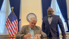 Gobernador de Nevada firma una ley que permite que el voto por correo sea permanente