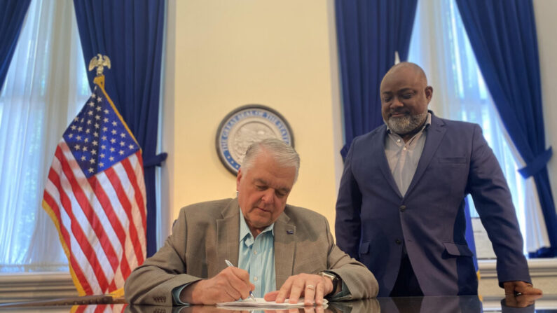 El gobernador de Nevada, Steve Sisolak, firma el proyecto de ley para ampliar el acceso al voto el 2 de junio junto al presidente de la Asamblea estatal, Jason Frierson. (Cortesía de la oficina del gobernador Steve Sisolak)