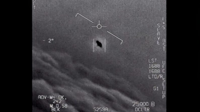 Un OVNI volando a 38,000 kilómetros por hora captado por una nave de la Fuerza Aérea. (Departamento de Defensa)