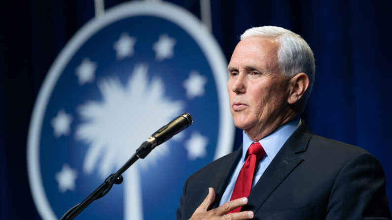 El exvicepresidente Mike Pence se dirige a una multitud durante un evento patrocinado por la organización Palmetto Family en Columbia, Carolina del Sur, el 29 de abril de 2021. (Sean Rayford/Getty Images)