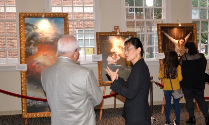 Los visitantes ven las pinturas de la "Exposición Internacional de Arte de Zhen Shan Ren" en la Galería @ Courtyard en Plano, Texas. (Asociación Falun Dafa del Sur de Estados Unidos)