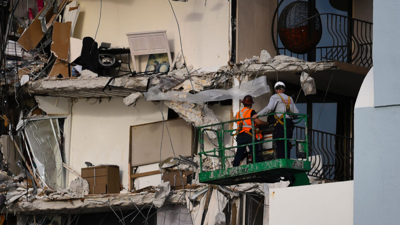 Personal de rescate en una grúa inspecciona los restos de un edificio parcialmente derrumbado en Surfside al norte de Miami Beach (Florida) el 25 de junio de 2021. (Eva Marie Uzcategui/AFP vía Getty Images)
