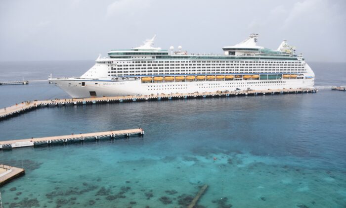 El crucero de Royal Caribbean "Adventure of the Seas" se e encuentra atracado en la isla de Cozumel, frente a la costa del estado mexicano de Quintana Roo, el 16 de junio de 2021. (Elizabeth Ruiz/AFP a través de Getty Images)