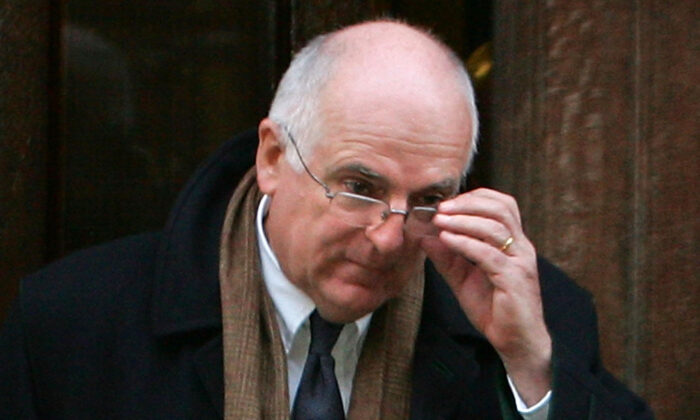 Sir Richard Dearlove, exjefe del MI6, abandona el Tribunal Superior tras prestar testimonio en una investigación en Londres, Reino Unido, el 20 de febrero de 2008. (Cate Gillon/Getty Images)
