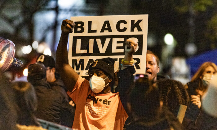 Manifestantes de Black Lives Matter se reunen en Skid Row, Los Ángeles, California, el 30 de diciembre de 2020. (John Fredricks/The Epoch Times)