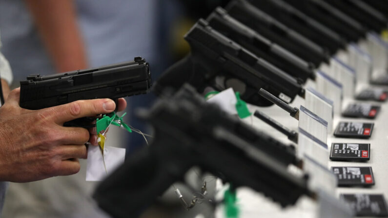 Las pistolas Smith and Wesson se exhiben durante la Reunión Anual y Exposiciones de la NRA en el Centro de Convenciones Kay Bailey Hutchison en Dallas, Texas, el 5 de mayo de 2018. (Justin Sullivan/Getty Images)