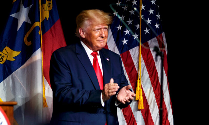 El expresidente Donald Trump se dirige a la convención estatal republicana de Carolina del Norte, en Greenville, Carolina del Norte, el 5 de junio de 2021. (Melissa Sue Gerrits/Getty Images)