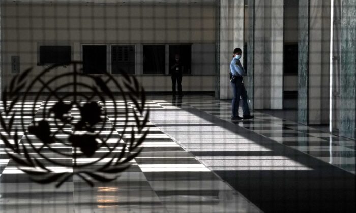 Una oficial de policía de la ONU se encuentra en una entrada vacía de las Naciones Unidas, en Nueva York, el 22 de septiembre de 2020. (Timothy A. Clary/AFP a través de Getty Images)