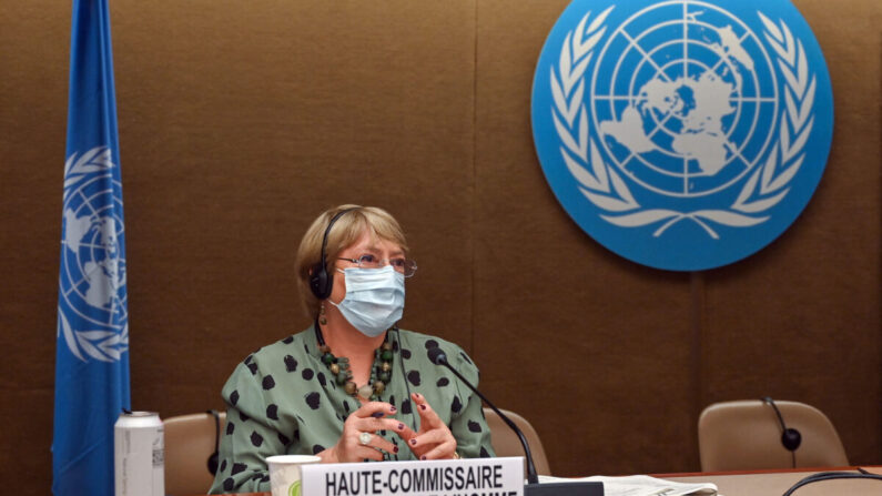 La Alta Comisionada de las Naciones Unidas para los Derechos Humanos, Michelle Bachelet, mira tras pronunciar un discurso sobre la evolución de los derechos humanos en el mundo durante una sesión del Consejo de Derechos Humanos en Ginebra, el 21 de junio de 2021. (Fabrice Coffrini/AFP a través de Getty Images)