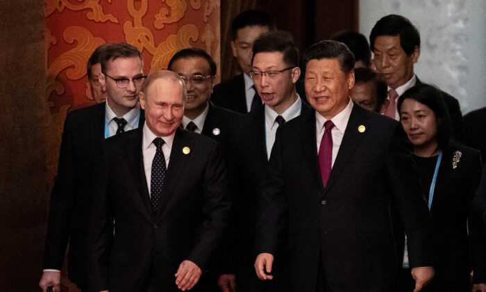 El presidente de Rusia, Vladimir Putin (al frente, izq.) y el presidente de China, Xi Jinping (centro), llegan al banquete de bienvenida para los líderes que asistieron al Foro de la Franja y la Ruta, en el Gran Salón del Pueblo, el 26 de abril de 2019, en Beijing, China. (Nicolas Asfouri-Pool/Getty Images)