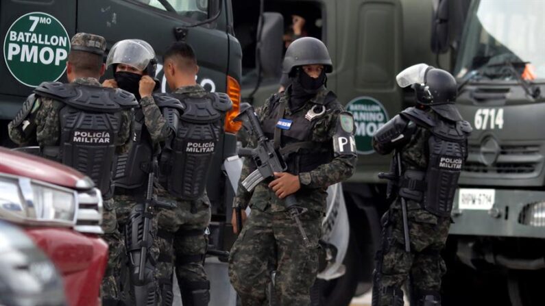 Militares se preparan para ingresar a la cárcel de máxima seguridad conocida como La Tolva el 17 de junio de 2021, en el municipio de Morocelí, departamento de El Paraíso (Honduras) tras un enfrentamiento que deja al menos cinco personas muertas y otras 39 lesionadas. EFE/ Gustavo Amador