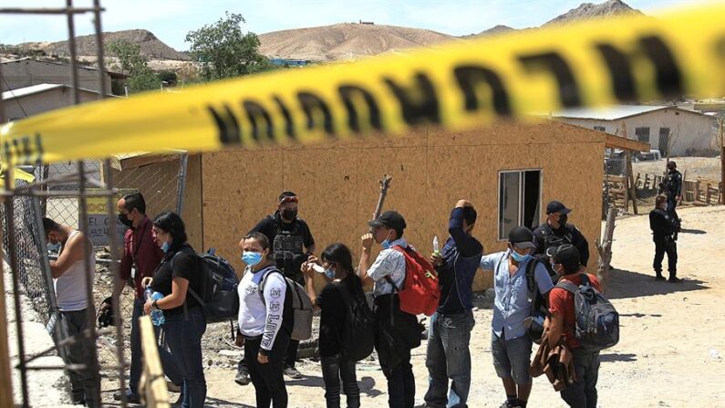 Agentes de la Fiscalía General de la República escoltan desde una casa a más de un centenar de migrantes secuestrados el 9 de junio de 2021, en Ciudad Juárez, estado de Chihuahua (México). EFE/ Luis Torres