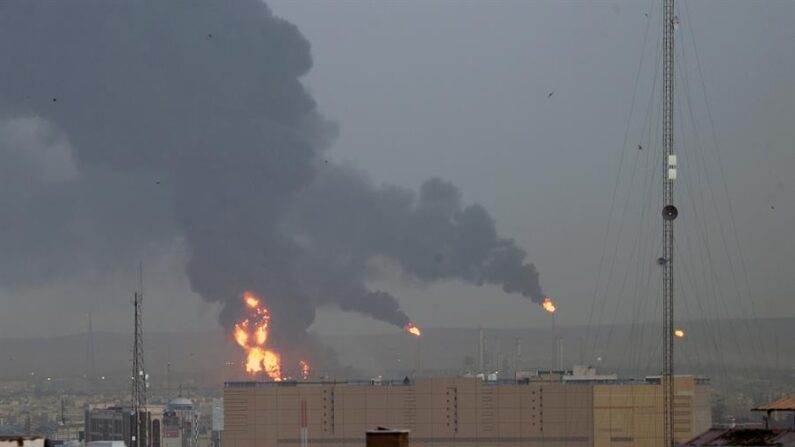 El humo sale de la principal refinería de petróleo de Teherán, en Teherán, Irán, el 2 de junio de 2021. EFE/EPA/ABEDIN TAHERKENAREH