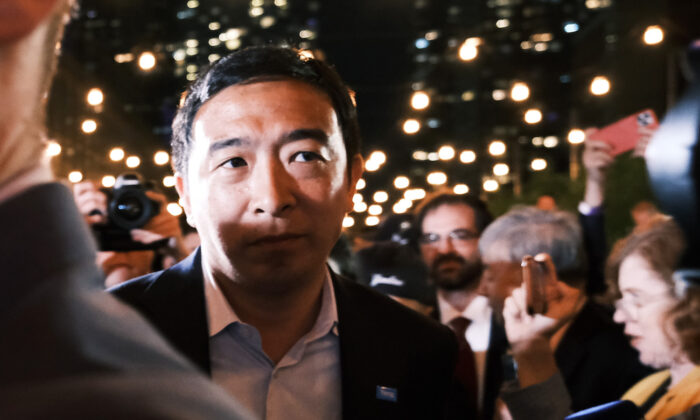El candidato a la alcaldía, Andrew Yang, saluda a sus partidarios en un hotel de Manhattan el 22 de junio de 2021. (Spencer Platt/Getty Images)
