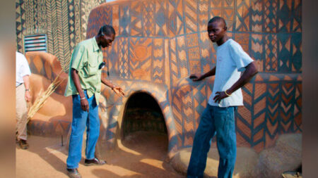 Fotógrafa visita una oscura aldea africana donde la gente vive literalmente dentro de obras de arte