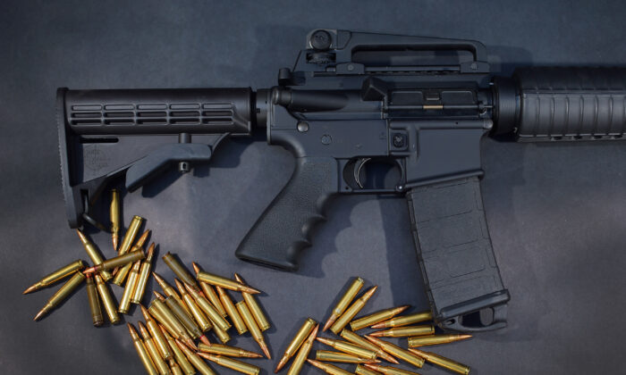 Rifle AR-15 con munición de Rock River Arms en Miami, Florida, el 18 de diciembre de 2012. (Joe Raedle/Getty Images)
