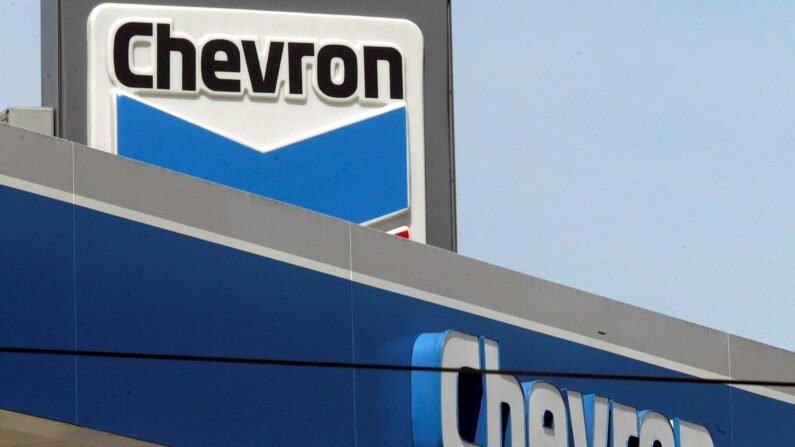Fotografía de archivo que muestra una estación petrolera de Chevron en Los Ángeles. (EFE/ Brendan Mcdermid)