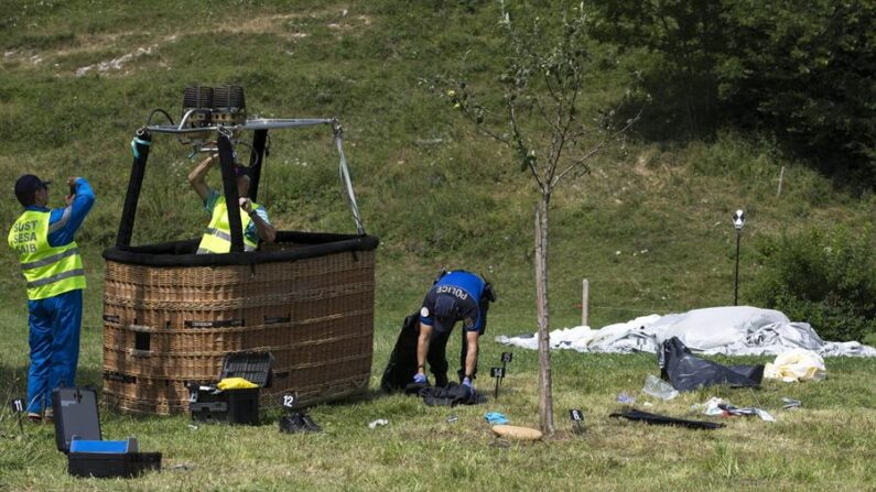 Varios policías inspeccionan la barquilla de un globo aerostático que sufrió un accidente. EFE/Salvatore Di Nolfi/Archivo