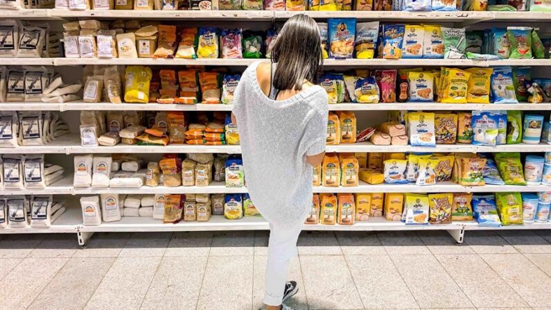 Una persona observa productos en un supermercado, en Caracas (Venezuela). EFE/Miguel Gutiérrez/Archivo
