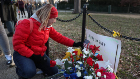 Boletín de FBI asocia a Ashli Babbitt y la bandera de Betsy Ross con extremismo violento