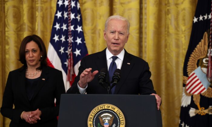 El presidente de Estados Unidos, Joe Biden, acompañado por la vicepresidenta Kamala Harris, habla antes de la ceremonia de firma de la Ley COVID-19 contra los delitos de odio en la Sala Este de la Casa Blanca, en Washington, el 20 de mayo de 2021. (Anna Moneymaker/Getty Images)
