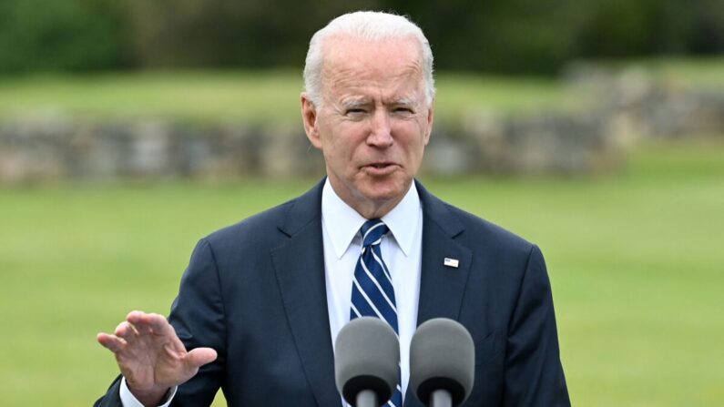El presidente Joe Biden pronuncia un discurso sobre la pandemia de COVID-19, en St Ives, Cornualles, Inglaterra, el 10 de junio de 2021. (Brendan Smialowski/AFP vía Getty Images)