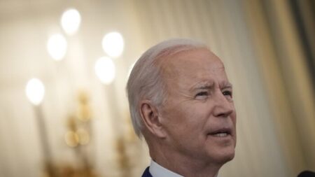 Biden se reúne con Sinema y Manchin para hablar del proyecto de ley electoral y de infraestructura