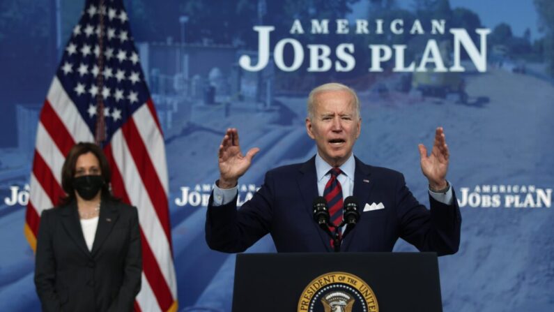 El presidente Joe Biden habla sobre el empleo y la economía mientras la vicepresidenta Kamala Harris escucha, en la Casa Blanca en Washington el 7 de abril de 2021. (Alex Wong/Getty Images)