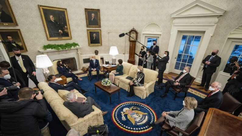 El presidente Joe Biden y la vicepresidenta Kamala Harris se reúnen con 10 senadores republicanos, entre ellos los senadores Mitt Romney (R-Utah) y Bill Cassidy (R-La), Susan Collins (R-Maine), y Lisa Murkowski (R-Alaska), en la Oficina Oval en la Casa Blanca en Washington el 1 de febrero de 2021. (Doug Mills/Pool/Getty Images)