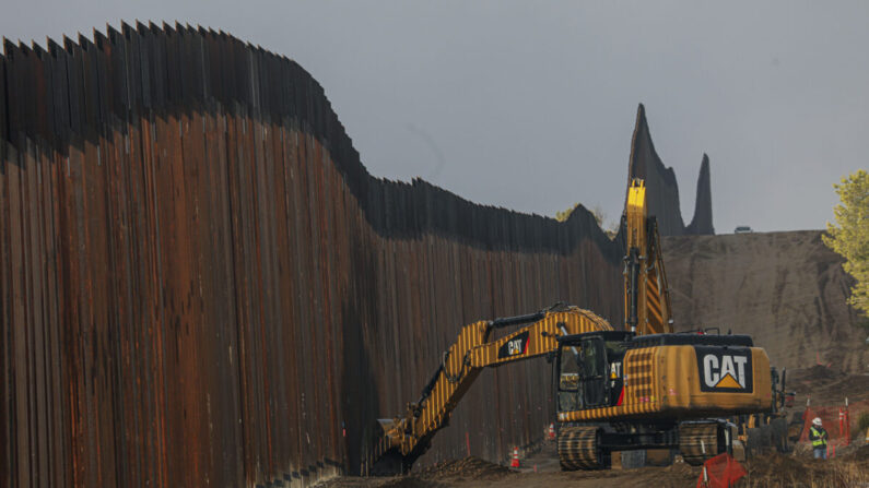 Se trabaja en la construcción de un nuevo muro fronterizo en Jacumba, California, el 22 de enero de 2021. (Sandy Huffaker/Getty Images)