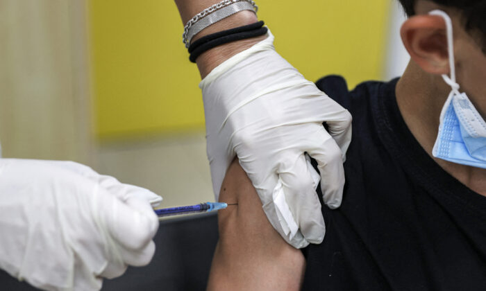 Un niño recibe una dosis de la vacuna COVID-19 en una foto de archivo. (Jack Guez/AFP vía Getty Images)