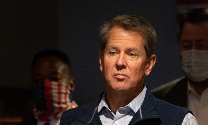 El gobernador de Georgia, Brian Kemp, habla en una conferencia de prensa sobre la nueva Ley de Integridad Electoral del estado en AJ's Famous Seafood and Poboys en Marietta, Georgia, el 10 de abril de 2021. (Megan Varner/Getty Images)