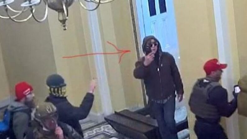 En esta imagen de un video de vigilancia, un hombre identificado por las fuerzas de seguridad como Bryan Wayne Ivey sostiene un celular después de entrar en el Capitolio de Estados Unidos el 6 de enero de 2021. (DOJ)