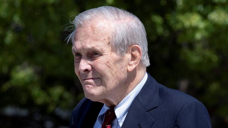 Donald Rumsfeld dirigió el Pentágono entre 1975 y 1977, con el republicano Gerald Ford como presidente, y de nuevo entre 2001 y 2006, cuando Bush estaba en el poder. EFE/EPA/MICHAEL REYNOLDS/Archivo